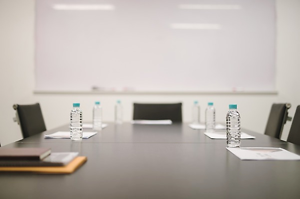 포토 JPG 비즈니스 실내 사람없음 사무실 물병 책상 회의실 준비 문서 회의자료 국내포토 가구 내부 자료 물통 파일형식