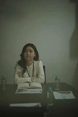 포토 JPG 여자 생각 회의 실내 한명 앉기 상반신 성인 앞모습 30대 다이어리 한국인 비즈니스우먼 생수 책상 회의실 문서 워킹맘 회의자료 성인여자한명만 국내포토 1 뷰포인트 가구 비즈니스 모션 엄마 사람 동양인 내부 장년 사무용품 자료 직장인 물병 여자한명만 성인여자만 파일형식