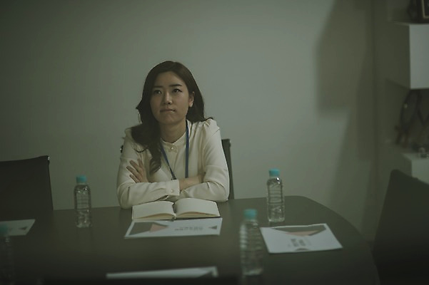 포토 JPG 여자 생각 회의 실내 한명 앉기 상반신 성인 앞모습 30대 다이어리 한국인 비즈니스우먼 생수 책상 회의실 문서 워킹맘 회의자료 성인여자한명만 국내포토 1 뷰포인트 가구 비즈니스 모션 엄마 사람 동양인 내부 장년 사무용품 자료 직장인 물병 여자한명만 성인여자만 파일형식