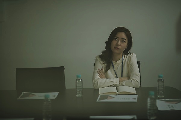 포토 JPG 여자 생각 회의 실내 한명 앉기 상반신 성인 앞모습 30대 다이어리 한국인 비즈니스우먼 생수 책상 회의실 문서 워킹맘 회의자료 성인여자한명만 국내포토 1 뷰포인트 가구 비즈니스 모션 엄마 사람 동양인 내부 장년 사무용품 자료 직장인 물병 여자한명만 성인여자만 파일형식