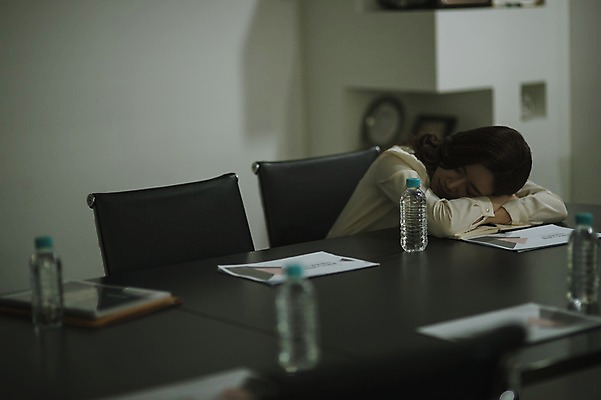 포토 JPG 여자 엎드리기 휴식 실내 피곤 한명 앉기 상반신 성인 앞모습 30대 한국인 비즈니스우먼 생수 회의실 워킹맘 회의자료 성인여자한명만 국내포토 1 뷰포인트 컨셉 비즈니스 모션 엄마 사람 동양인 내부 장년 자료 직장인 물병 여자한명만 성인여자만 파일형식