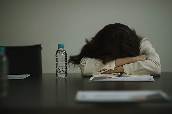 포토 JPG 여자 엎드리기 휴식 실내 피곤 한명 앉기 상반신 성인 앞모습 30대 한국인 비즈니스우먼 생수 회의실 워킹맘 회의자료 성인여자한명만 국내포토 1 뷰포인트 컨셉 비즈니스 모션 엄마 사람 동양인 내부 장년 자료 직장인 물병 여자한명만 성인여자만 파일형식