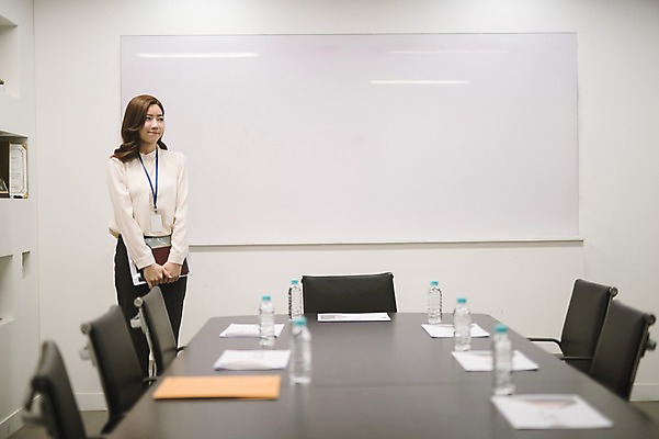 포토 JPG 여자 실내 한명 서기 상반신 성인 앞모습 30대 한국인 비즈니스우먼 기다림 생수 책상 회의실 준비 워킹맘 회의자료 성인여자한명만 국내포토 1 뷰포인트 가구 비즈니스 모션 엄마 사람 동양인 내부 장년 자료 직장인 물병 여자한명만 성인여자만 파일형식