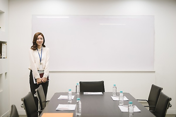 포토 JPG 여자 실내 한명 서기 상반신 성인 앞모습 30대 한국인 비즈니스우먼 기다림 생수 책상 회의실 준비 워킹맘 회의자료 성인여자한명만 국내포토 1 뷰포인트 가구 비즈니스 모션 엄마 사람 동양인 내부 장년 자료 직장인 물병 여자한명만 성인여자만 파일형식