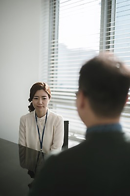 포토 JPG 여자 남자 실내 대화 앉기 상반신 성인 두명 앞모습 뒷모습 30대 한국인 비즈니스맨 비즈니스우먼 상사 꾸지람 회의실 워킹맘 성인만 국내포토 뷰포인트 비즈니스 모션 엄마 말하기 사람 동양인 내부 장년 직장인 체벌 파일형식 직업 가족 인종 관계