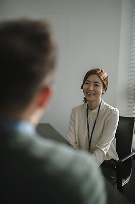 포토 JPG 여자 남자 실내 대화 미소 앉기 상반신 성인 두명 앞모습 뒷모습 30대 한국인 비즈니스맨 비즈니스우먼 상사 회의실 상담 워킹맘 성인만 국내포토 뷰포인트 비즈니스 모션 엄마 표정 말하기 사람 동양인 내부 장년 직장인 파일형식