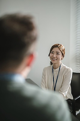 포토 JPG 여자 남자 실내 대화 미소 앉기 상반신 성인 두명 앞모습 뒷모습 30대 한국인 비즈니스맨 비즈니스우먼 상사 회의실 상담 워킹맘 성인만 국내포토 뷰포인트 비즈니스 모션 엄마 표정 말하기 사람 동양인 내부 장년 직장인 파일형식