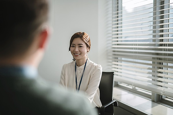 포토 JPG 여자 남자 실내 대화 미소 앉기 상반신 성인 두명 앞모습 뒷모습 30대 한국인 비즈니스맨 비즈니스우먼 상사 회의실 상담 워킹맘 성인만 국내포토 뷰포인트 비즈니스 모션 엄마 표정 말하기 사람 동양인 내부 장년 직장인 파일형식
