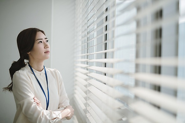 포토 JPG 응시 여자 생각 실내 한명 서기 상반신 성인 옆모습 30대 팔짱 한국인 블라인드 비즈니스우먼 회의실 고민 워킹맘 성인여자한명만 국내포토 1 시선 감정 뷰포인트 비즈니스 모션 엄마 사람 동양인 내부 장년 커튼 직장인 여자한명만 성인여자만 파일형식