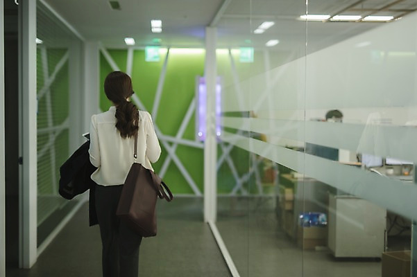 포토 JPG 여자 실내 한명 상반신 성인 뒷모습 30대 걷기 한국인 비즈니스우먼 복도 퇴근 워킹맘 성인여자한명만 국내포토 1 뷰포인트 비즈니스 모션 엄마 사람 동양인 내부 장년 직장인 출퇴근 여자한명만 성인여자만 파일형식