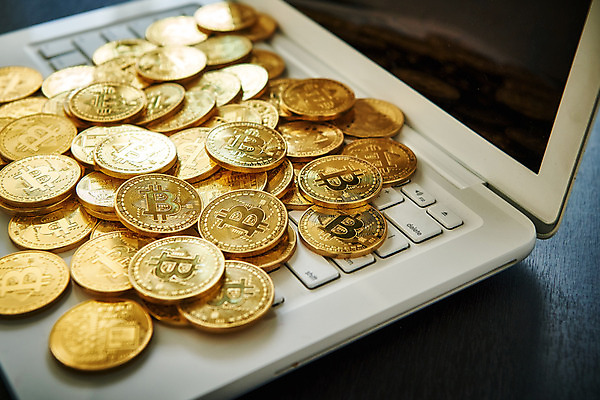 포토 JPG 스튜디오촬영 돈 실내 사람없음 노트북 동전 여러개 오브젝트 가상 가상화폐 국내포토 다수 내부 전자제품 재산 파일형식