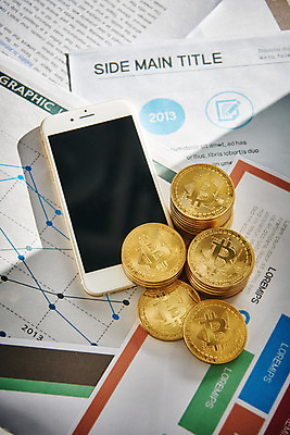 포토 JPG 스튜디오촬영 돈 실내 사람없음 스마트폰 동전 오브젝트 문서 가상 가상화폐 국내포토 내부 핸드폰 스마트기기 재산 파일형식