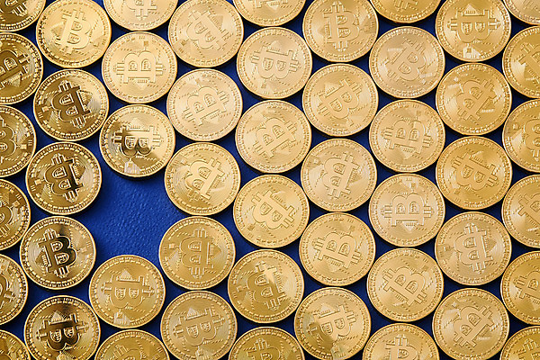 포토 JPG 스튜디오촬영 돈 실내 사람없음 동전 여러개 오브젝트 일렬 가상 가상화폐 국내포토 다수 내부 재산 파일형식