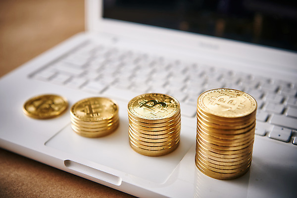 포토 JPG 스튜디오촬영 돈 실내 사람없음 노트북 쌓기 동전 오브젝트 가상 가상화폐 국내포토 모션 내부 전자제품 재산 파일형식