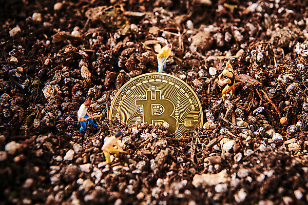 포토 JPG 스튜디오촬영 돈 실내 사람없음 동전 흙 미니어처 오브젝트 광부 가상 가상화폐 블록체인 국내포토 직업 내부 금융 모형 재산 파일형식 4차산업