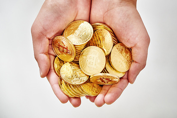 포토 JPG 스튜디오촬영 손 돈 실내 들기 신체부위 동전 여러개 오브젝트 가상 가상화폐 국내포토 다수 모션 사람 내부 재산 파일형식