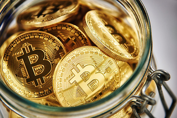 포토 JPG 스튜디오촬영 돈 유리병 실내 사람없음 동전 여러개 오브젝트 담기 가상 가상화폐 국내포토 다수 모션 병_용기 내부 재산 파일형식