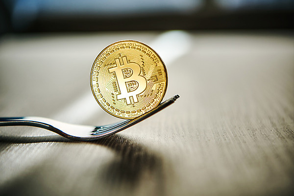 포토 JPG 스튜디오촬영 포크 돈 실내 사람없음 아웃포커스 동전 오브젝트 가상 가상화폐 국내포토 식기 촬영기법 내부 재산 파일형식