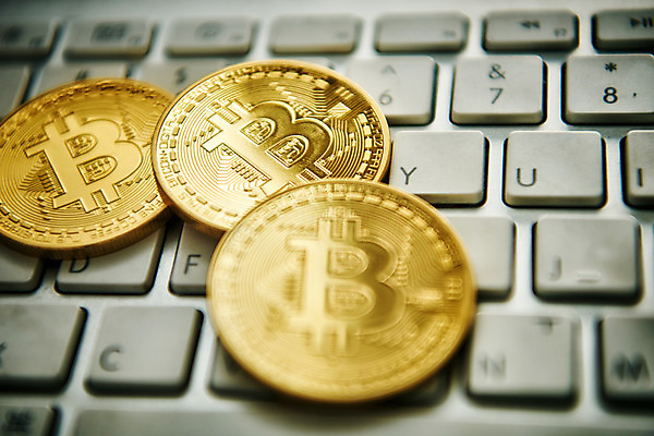 포토 JPG 스튜디오촬영 돈 실내 사람없음 노트북 동전 키보드 오브젝트 가상화폐 국내포토 내부 전자제품 재산 파일형식