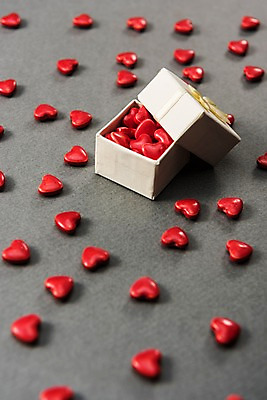 포토 JPG 스튜디오촬영 실내 발렌타인데이 선물 사람없음 선물상자 초콜릿 하트 오브젝트 국내포토 모양 데이이벤트 디저트 내부 상자 파일형식