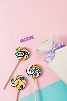 포토 JPG 스튜디오촬영 리본 화이트데이 실내 막대사탕 선물 사람없음 선물상자 오브젝트 국내포토 데이이벤트 사탕 내부 상자 파일형식