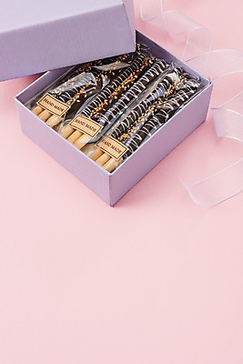 포토 JPG 스튜디오촬영 리본 실내 선물 사람없음 선물상자 오브젝트 빼빼로 빼빼로데이 국내포토 데이이벤트 디저트 내부 상자 막대과자 파일형식