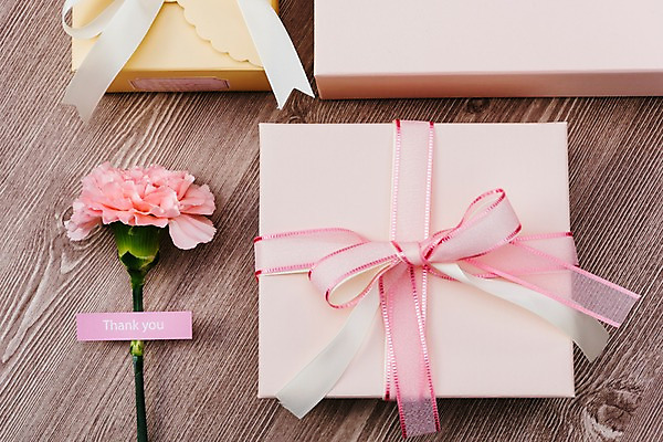 포토 JPG 스튜디오촬영 리본 실내 선물 사람없음 선물상자 어버이날 스승의날 카네이션 오브젝트 감사 국내포토 기념일 꽃 감정 내부 상자 파일형식