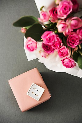 포토 JPG 스튜디오촬영 꽃다발 실내 선물 사람없음 선물상자 반지 오브젝트 커플반지 실버데이 국내포토 기념일 꽃 장신구 내부 상자 파일형식