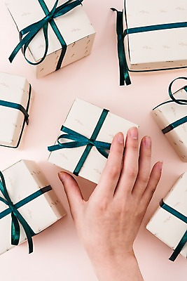 포토 JPG 스튜디오촬영 손 실내 선물 신체부위 선물상자 잡기 오브젝트 국내포토 모션 사람 내부 상자 파일형식