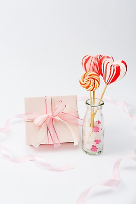 포토 JPG 스튜디오촬영 리본 화이트데이 유리병 실내 막대사탕 선물 사람없음 선물상자 오브젝트 별사탕 국내포토 데이이벤트 병_용기 사탕 내부 상자 파일형식