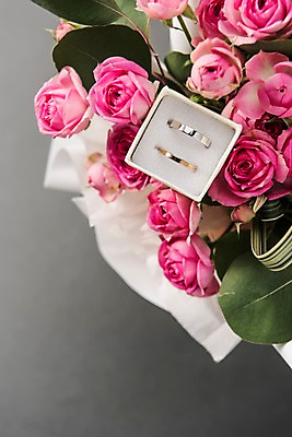 포토 기념일 꽃 장신구 실내 내부 반지 파일형식 커플반지 JPG 스튜디오촬영 선물 사람없음 오브젝트 꽃다발 실버데이 국내포토