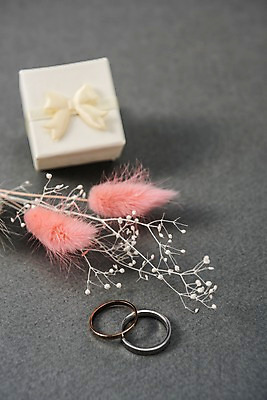 포토 기념일 장신구 실내 선물 내부 상자 반지 파일형식 커플반지 JPG 스튜디오촬영 사람없음 선물상자 오브젝트 식물 실버데이 국내포토