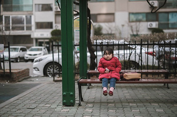 포토 JPG 주간 전신 여자 딸 어린이 벤치 한명 앉기 야외 앞모습 한국인 기다림 놀이터 유치원가방 소녀한명만 국내포토 자연요소 1 뷰포인트 의자 가방 가족 모션 놀이 사람 동양인 여자한명만 소녀만 파일형식