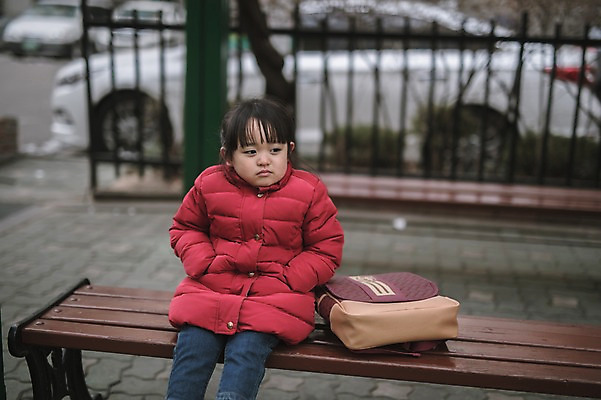 포토 JPG 주간 응시 여자 딸 어린이 벤치 한명 앉기 상반신 야외 앞모습 한국인 기다림 놀이터 유치원가방 소녀한명만 국내포토 자연요소 1 시선 뷰포인트 의자 가방 가족 모션 놀이 사람 동양인 여자한명만 소녀만 파일형식