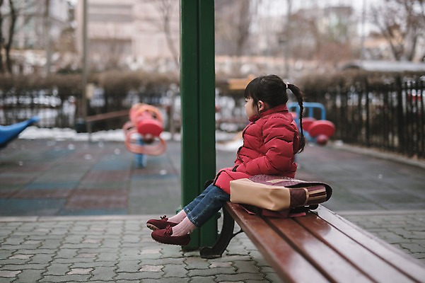 포토 JPG 주간 전신 응시 여자 딸 어린이 벤치 한명 앉기 야외 옆모습 한국인 기다림 놀이터 유치원가방 소녀한명만 국내포토 자연요소 1 시선 뷰포인트 의자 가방 가족 모션 놀이 사람 동양인 여자한명만 소녀만 파일형식