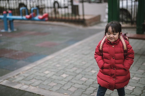 포토 JPG 주간 여자 딸 어린이 한명 미소 상반신 야외 앞모습 걷기 한국인 놀이터 유치원가방 소녀한명만 국내포토 자연요소 1 뷰포인트 가방 가족 모션 놀이 표정 사람 동양인 여자한명만 소녀만 파일형식