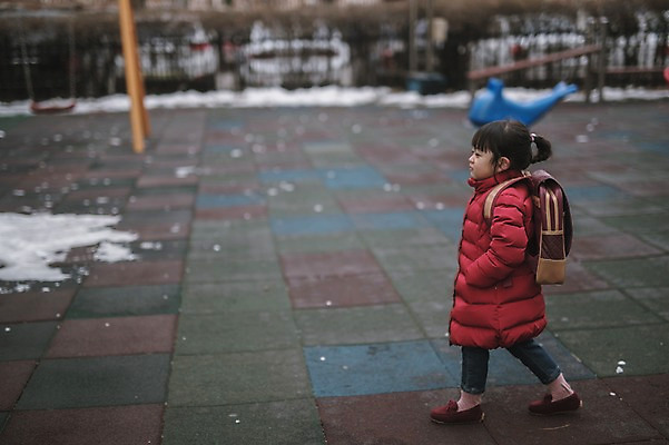 포토 JPG 주간 전신 응시 여자 딸 어린이 한명 야외 옆모습 걷기 한국인 놀이터 유치원가방 소녀한명만 국내포토 자연요소 1 시선 뷰포인트 가방 가족 모션 놀이 사람 동양인 여자한명만 소녀만 파일형식