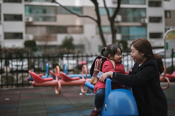 포토 JPG 주간 여자 딸 어린이 모녀 엄마 미소 앉기 상반신 성인 야외 두명 옆모습 30대 한국인 육아 놀이터 워킹맘 유치원가방 여자만 싱글맘 국내포토 자연요소 뷰포인트 가방 가족 모션 놀이 표정 사람 동양인 장년 비즈니스우먼 파일형식