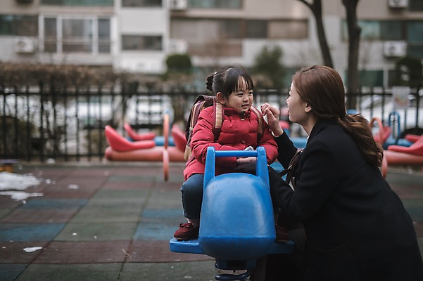 포토 JPG 주간 전신 여자 딸 어린이 모녀 엄마 앉기 상반신 성인 야외 두명 앞모습 옆모습 30대 한국인 육아 놀이터 워킹맘 유치원가방 여자만 싱글맘 국내포토 자연요소 뷰포인트 가방 가족 모션 놀이 사람 동양인 장년 비즈니스우먼 파일형식