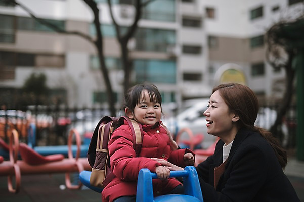 포토 JPG 주간 여자 딸 어린이 모녀 엄마 미소 앉기 상반신 성인 야외 두명 앞모습 옆모습 30대 한국인 육아 놀이터 워킹맘 유치원가방 여자만 싱글맘 국내포토 자연요소 뷰포인트 가방 가족 모션 놀이 표정 사람 동양인 장년 비즈니스우먼 파일형식