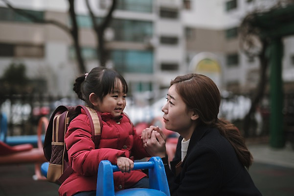 포토 JPG 주간 여자 딸 어린이 모녀 엄마 앉기 상반신 성인 야외 두명 앞모습 옆모습 30대 손잡기 한국인 육아 놀이터 워킹맘 유치원가방 여자만 싱글맘 국내포토 자연요소 뷰포인트 가방 가족 모션 놀이 사람 동양인 장년 비즈니스우먼 파일형식