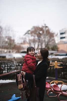 포토 JPG 주간 여자 딸 어린이 안기 모녀 엄마 서기 미소 상반신 성인 야외 두명 옆모습 30대 한국인 육아 놀이터 워킹맘 유치원가방 여자만 싱글맘 국내포토 자연요소 뷰포인트 가방 가족 모션 놀이 표정 사람 동양인 장년 비즈니스우먼 파일형식