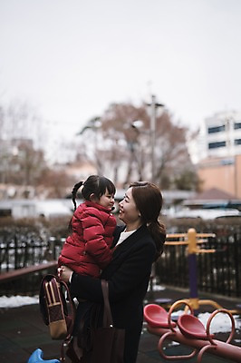 포토 JPG 주간 여자 딸 어린이 안기 모녀 엄마 서기 미소 상반신 성인 야외 두명 옆모습 30대 한국인 육아 놀이터 워킹맘 유치원가방 여자만 싱글맘 국내포토 자연요소 뷰포인트 가방 가족 모션 놀이 표정 사람 동양인 장년 비즈니스우먼 파일형식