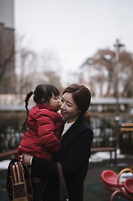 포토 JPG 주간 여자 딸 어린이 안기 모녀 엄마 키스 서기 상반신 성인 야외 두명 옆모습 30대 한국인 육아 놀이터 워킹맘 유치원가방 여자만 싱글맘 국내포토 자연요소 뷰포인트 가방 가족 모션 놀이 사람 동양인 장년 비즈니스우먼 애정표현 파일형식