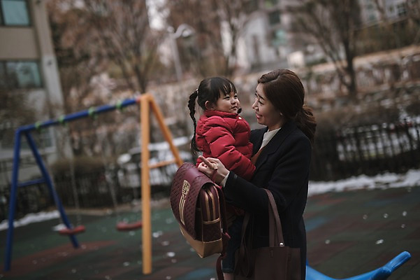 포토 JPG 주간 여자 딸 어린이 안기 모녀 엄마 서기 상반신 성인 야외 두명 옆모습 30대 한국인 육아 놀이터 워킹맘 유치원가방 여자만 싱글맘 국내포토 자연요소 뷰포인트 가방 가족 모션 놀이 사람 동양인 장년 비즈니스우먼 파일형식
