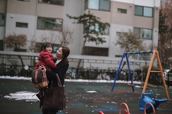 포토 JPG 주간 여자 딸 어린이 안기 모녀 엄마 서기 상반신 성인 야외 두명 옆모습 30대 한국인 육아 놀이터 워킹맘 유치원가방 여자만 싱글맘 국내포토 자연요소 뷰포인트 가방 가족 모션 놀이 사람 동양인 장년 비즈니스우먼 파일형식