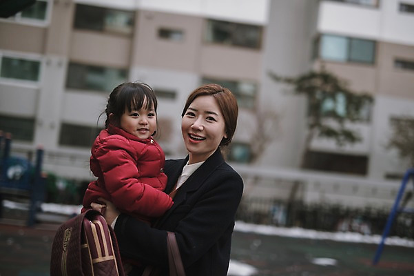 포토 JPG 주간 여자 딸 어린이 안기 모녀 엄마 서기 미소 상반신 성인 야외 두명 옆모습 30대 한국인 육아 놀이터 워킹맘 유치원가방 여자만 싱글맘 국내포토 자연요소 뷰포인트 가방 가족 모션 놀이 표정 사람 동양인 장년 비즈니스우먼 파일형식