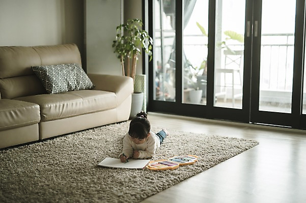 포토 JPG 전신 여자 딸 어린이 엎드리기 거실 실내 미술 한명 앞모습 한국인 매트 그리기 크레파스 소녀한명만 국내포토 1 뷰포인트 가족 모션 문화예술 학용품 사람 동양인 내부 여자한명만 소녀만 파일형식