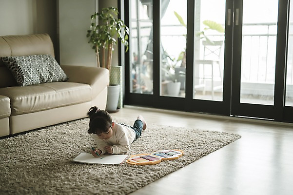 포토 JPG 전신 여자 딸 어린이 엎드리기 거실 실내 미술 한명 앞모습 한국인 매트 그리기 크레파스 소녀한명만 국내포토 1 뷰포인트 가족 모션 문화예술 학용품 사람 동양인 내부 여자한명만 소녀만 파일형식