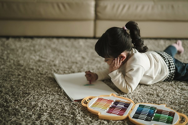 포토 JPG 전신 여자 딸 어린이 엎드리기 거실 실내 미술 한명 옆모습 턱괴기 한국인 매트 그리기 크레파스 소녀한명만 국내포토 1 뷰포인트 가족 모션 문화예술 학용품 사람 동양인 내부 여자한명만 소녀만 파일형식